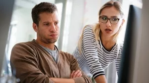 Überraschte, frustrierte Büroarbeiter vor einem Bildschirm