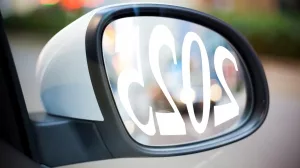 Rückspiegel mit gespiegelter und verzerrter Jahreszahl 2025