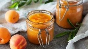 Aprikosen und Einmachgläser