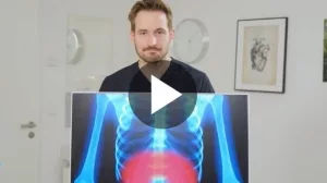 Galileo-Arzt Sebastian hinter Röntgenbild