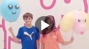 Zwei Kinder posieren mit trendigen Zuckerwattegesichtern in Nashville