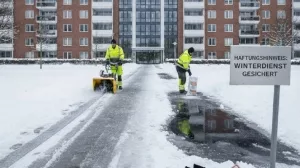 Winterdienst, Schneeräumen vor einem Mietshaus