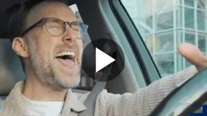 Singender Galileo-Redaktuer im Auto