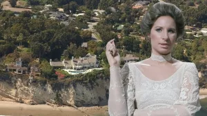 Barbra Streisand vor enem Bild des Küstenabschnittes mit ihrer Malibu-Villa