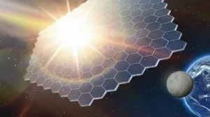 Sonnenlicht trifft auf eine große, hexagonale Solaranlage im All mit Erde und Mond im Hintergrund.