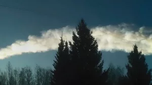 A_trail_after_a_meteorite_exploded_in_the_sky_over_Chelyabinsk,_Russian_Federation_February_15,_2013