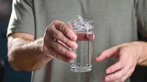 Tremor_of_the_hands_when_trying_to_drink._Water_splashes_from_a_glass_in_the_hand_of_a_man_with_tremors,_Parkinson's_disease.