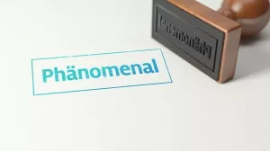 Stempel mit umgedrehtem Text und blauer Markierung, daneben schwarzer Stempel mit aufgedrucktem Text.
