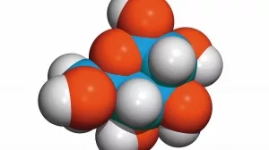 Molekülmodell mit orange, weiß, blau und grauen Kugeln, die Atome in einer chemischen Verbindung darstellen.