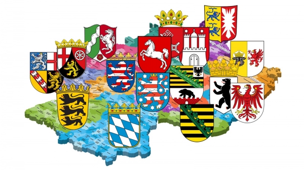 Deutschlandkarte mit Wappen der 16  Bundesländer