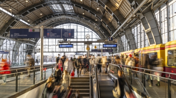 Ansicht einer belebten Bahnhofshalle