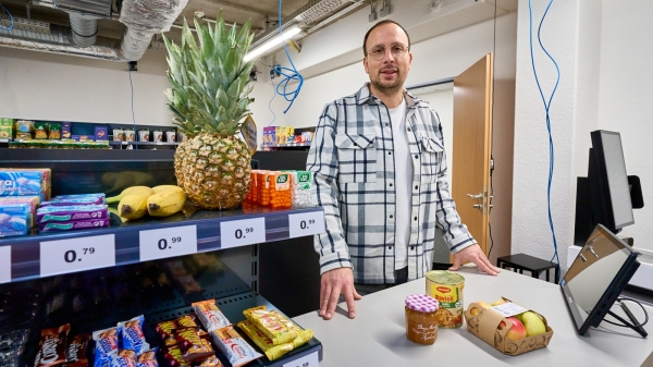 Junior-Prof. Dr. Dominic Lemken im neuen Labor-Supermarkt der Universität Bonn: Obst in der Nähe des Kassenraums wird rund ein Drittel mal häufiger gekauft als an anderen Ecken des Ladens.