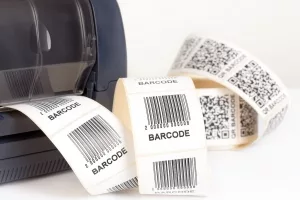 Thermaldrucker beim Ausdruck von Barcode-Aufklebern
