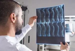 Mediziner bei der Analyse von Röntgenbildern