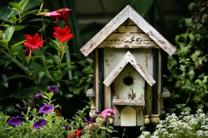 Vogelhaus in Gartenumgebung