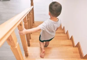 Kind auf einer Haustreppe