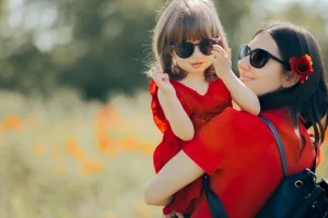 Mutter und Tochter mit Sonnenbrillen