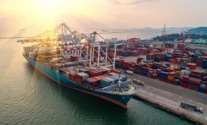 Containerschiff im Hafen