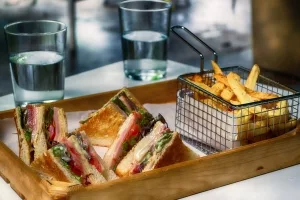 Club Sandwich mit Pommes frites