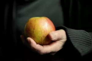 Männliche Hand mit Apfel