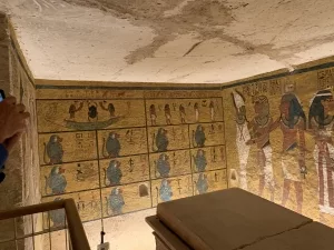 Grabkammer mit Sarkophag des Tutanchamuns