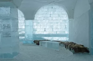 Saal im Eishotel von Jukkasjärvi