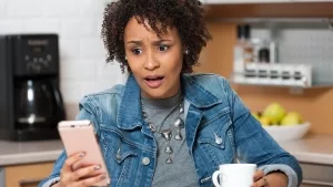 Augeschreckte Smartphone-Nutzerin