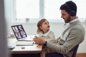 Vatre und Tochter während einer Videokonferenz