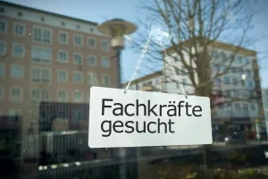 Schild mit Beschriftung "Fachkräfte gesucht"