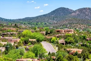 Stadtbild von Santa Fe, New Mexico, unterhalb der Sangre de Cristo Mountains
