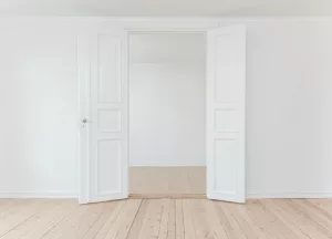 Leerer, frisch renovierter Raum mit weißen Wänden