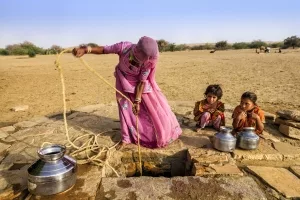 Frau einem Brunnen in Rajasthan