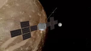 Raumsonde JUICE über dem Jupitermond Ganymed