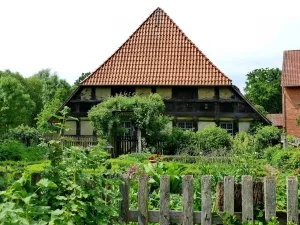 Zweiständerhallenhaus mit Bauerngarten in Uetze, Niedersachsen