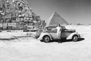 Aloha Wanderwell mit ihrem Ford vor den Pyramiden von Gizeh