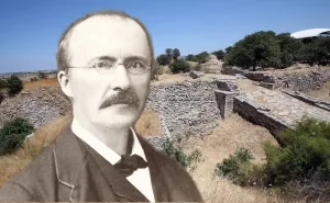 Heinrich Schliemann vor der Kulisse des Berges Hisarlik