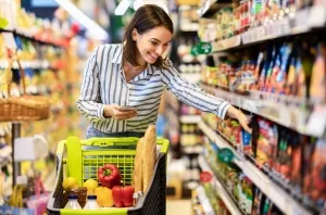 Frau beim Einkauf im Supermarkt