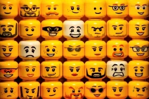 Lego-Köpfe mit Emoji-Gesichtsausdrücken