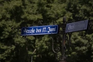 Historisches Straßenschild Straße de 17. Juni