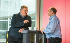 HLRS-Direktor Michael Resch (links) im Gespräch mit bild-der-wissenschaft-Redakteur Ralf Butscher