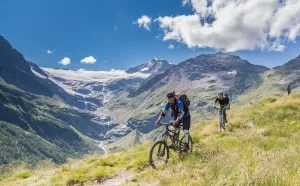 Radfahrer in der Nähe des Palü-Gletschers