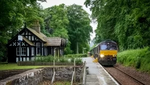 Royal Scotsman bei der Durchfahrt Dunrobin Castle Station