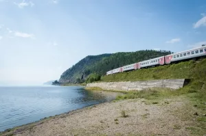 Transsibirien-Expresszug am Baikalsee