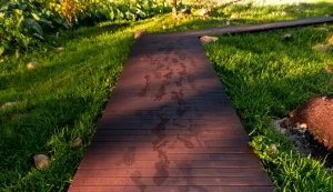 Holzpfad durch einen Garten.