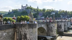 Würzburg, Blick über den Main in Richtung Marienburg