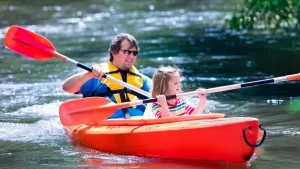 Vater und Tocjter in einem Kayak