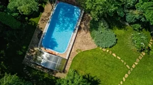 Garten mit einem privaten Swimmingpool