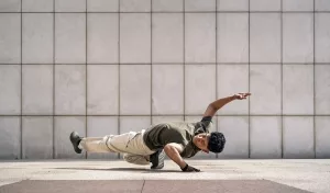 Junger Mann bei einer bodennahen Breakdance-Übung