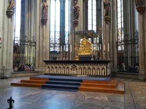 Dreikönigenschrein hinter dem Hochaltar des Kölner Doms
