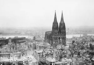  Dom im ausgebombten Köln (1945)